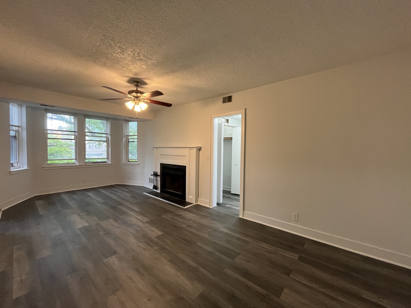 3727 N Pine Grove Avenue 400