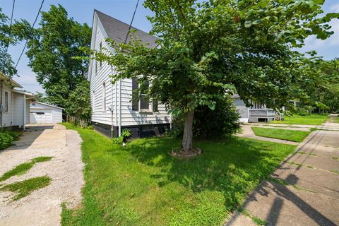 Tiny photo for 1405 W Mulberry Street, Bloomington, IL 61701 (MLS # 12433365)