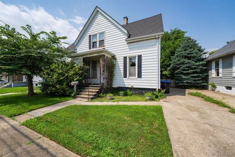 Tiny photo for 1405 W Mulberry Street, Bloomington, IL 61701 (MLS # 12433365)