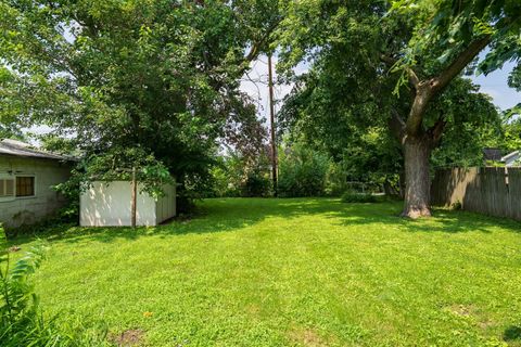 Tiny photo for 1405 W Mulberry Street, Bloomington, IL 61701 (MLS # 12433365)