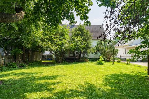 Tiny photo for 1405 W Mulberry Street, Bloomington, IL 61701 (MLS # 12433365)