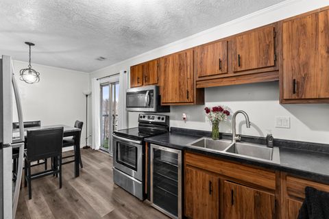 Tiny photo for 1808 53rd Street #5, Moline, IL 61201 (MLS # 100000173)