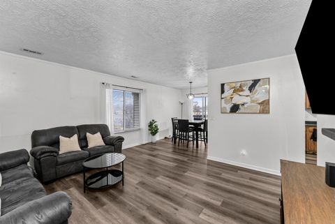 Tiny photo for 1808 53rd Street #5, Moline, IL 61201 (MLS # 100000173)