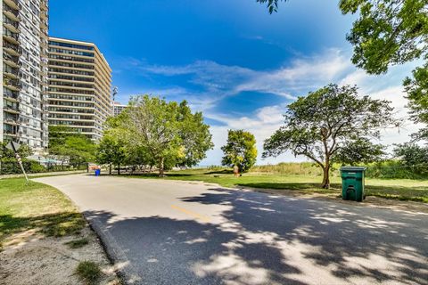 Tiny photo for 5733 N Sheridan Road #23B, Chicago, IL 60660 (MLS # 12558222)