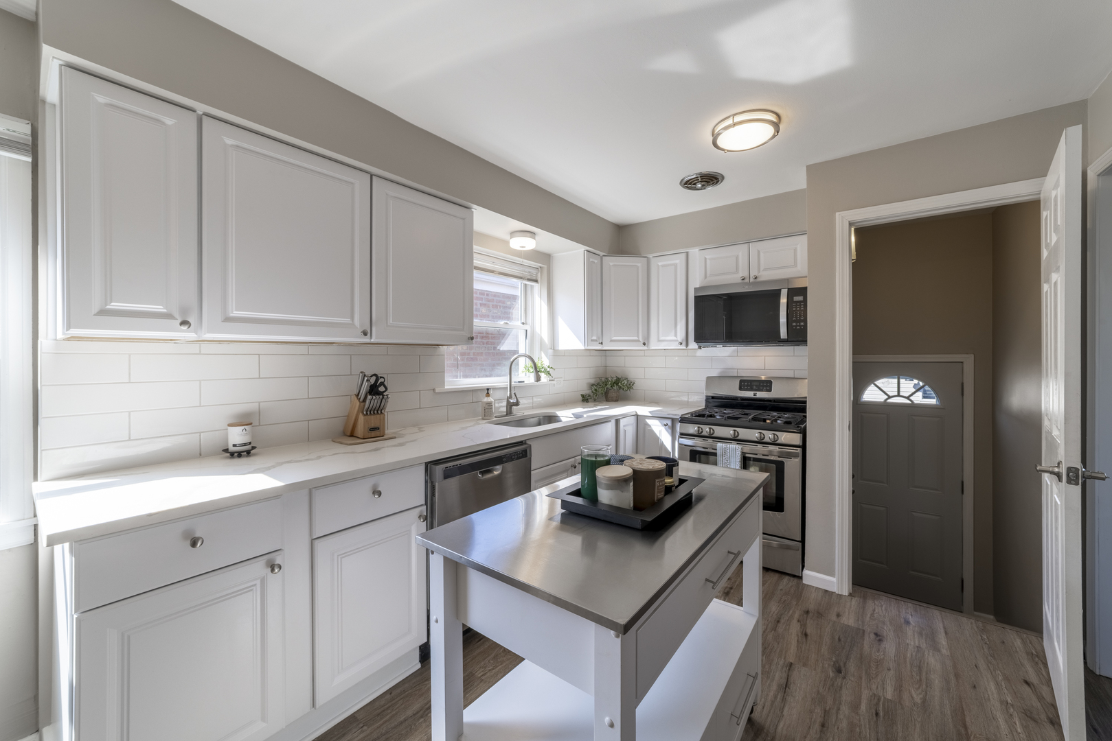 5806 S Menard Avenue