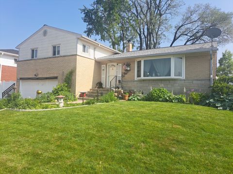 Photo of 918 Park Drive, Melrose Park, IL 60160 (MLS # 12470836) Photo of 918 Park Drive, Melrose Park, IL 60160 (MLS # 12470836)