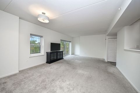 Tiny photo for 586 Crescent Boulevard #305, Glen Ellyn, IL 60137 (MLS # 12495386)