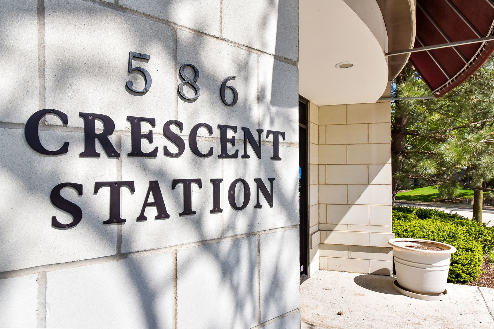 586 Crescent Boulevard 305