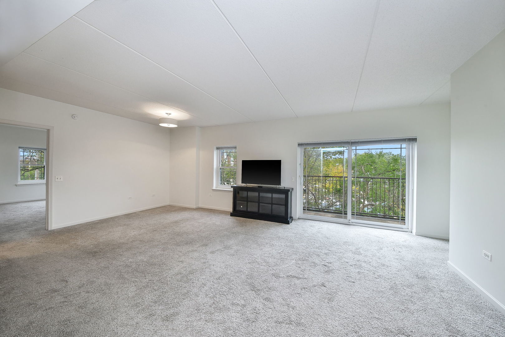 586 Crescent Boulevard 305