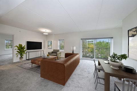 Tiny photo for 586 Crescent Boulevard #305, Glen Ellyn, IL 60137 (MLS # 12495386)