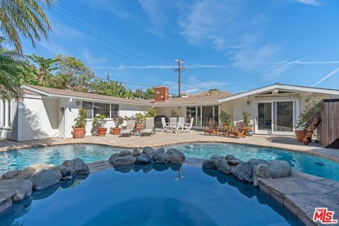 Photo of 913 Chattanooga Avenue, Pacific Palisades, CA 90272 (MLS # 12664108)