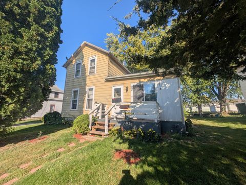 Photo of 821 S Chippewa Avenue, Freeport, IL 61032 (MLS # 12474465) Photo of 821 S Chippewa Avenue, Freeport, IL 61032 (MLS # 12474465)