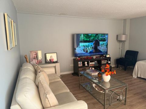 Tiny photo for 1043 S YORK Road #411, Bensenville, IL 60106 (MLS # 12492033)
