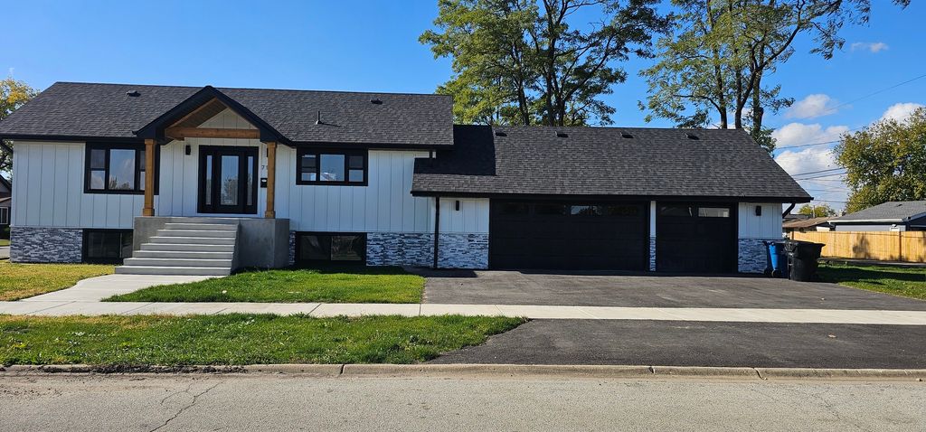 Photo for 718 E 152nd Street, Phoenix, IL 60426 (MLS # 12460468)