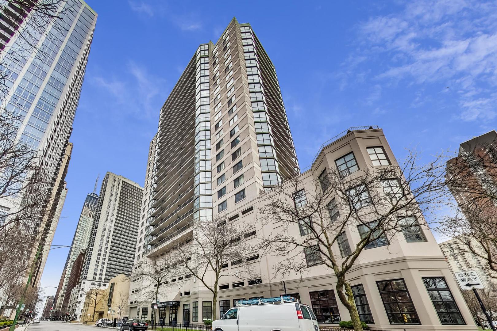 33 W DELAWARE Place 13A
