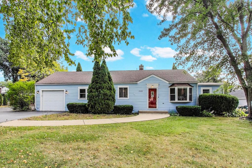 Photo for 7339 S Park Avenue, Burr Ridge, IL 60527 (MLS # 12494562)