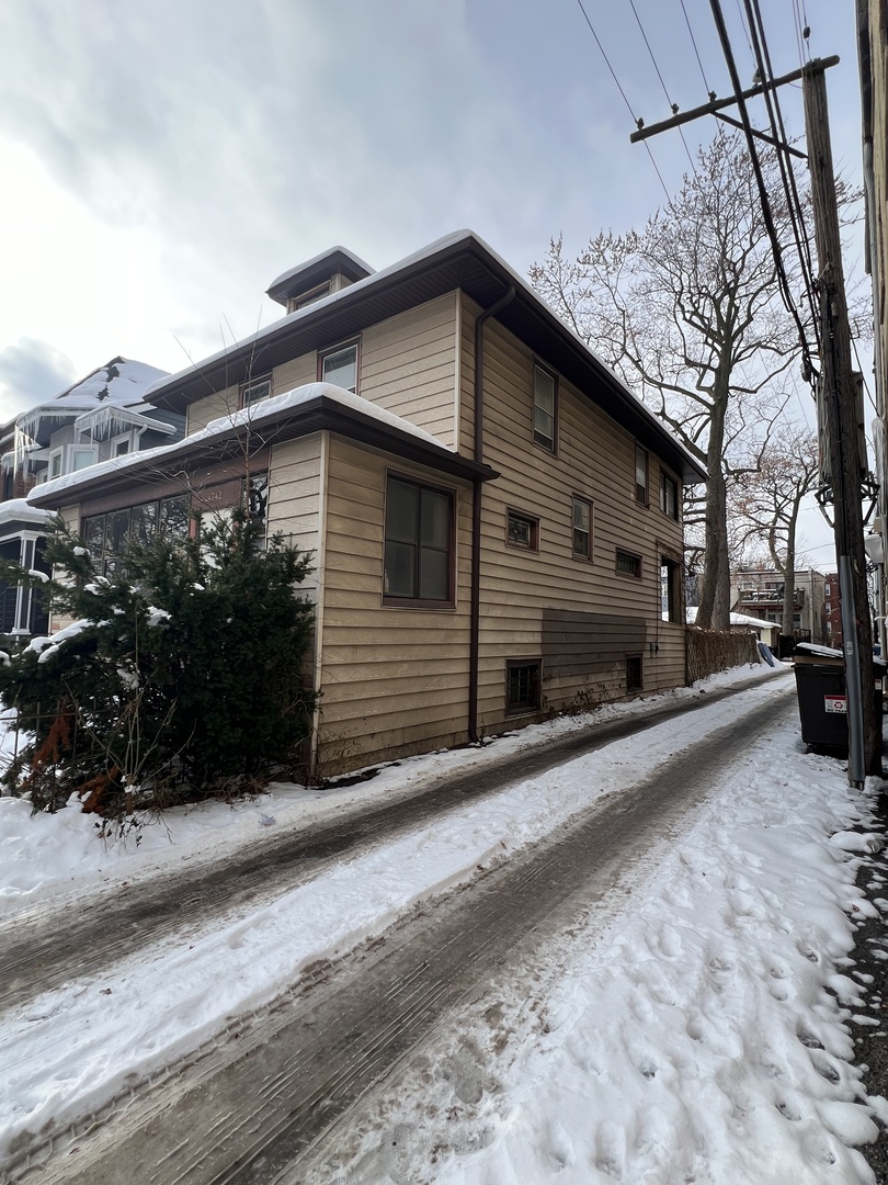 4742 N Sacramento Avenue