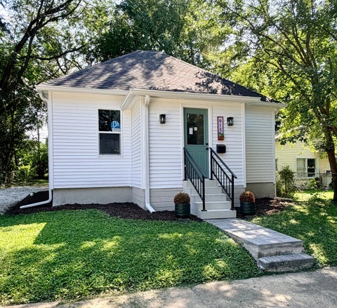 Photo of 913 W Tremont Street, Champaign, IL 61821 (MLS # 12749519)