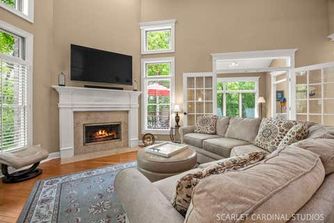 Tiny photo for 1028 Crestwood Circle, St. Charles, IL 60175 (MLS # 12653684)