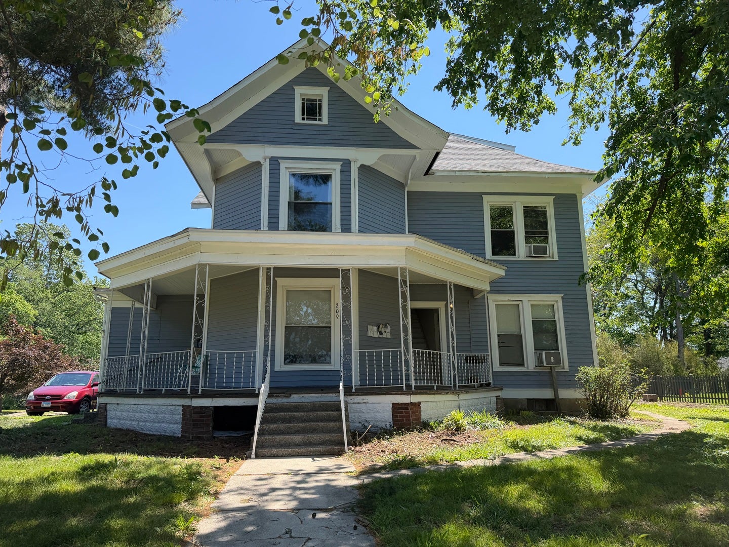 209 N SPRINGER Street