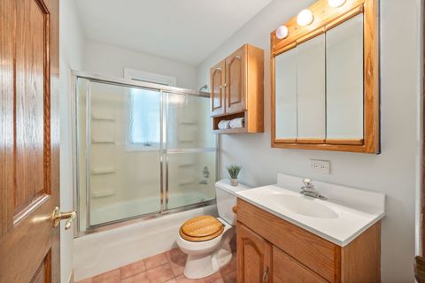 Tiny photo for 614 Riverside Drive, Libertyville, IL 60048 (MLS # 12432242)