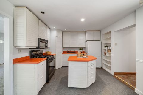 Tiny photo for 614 Riverside Drive, Libertyville, IL 60048 (MLS # 12432242)