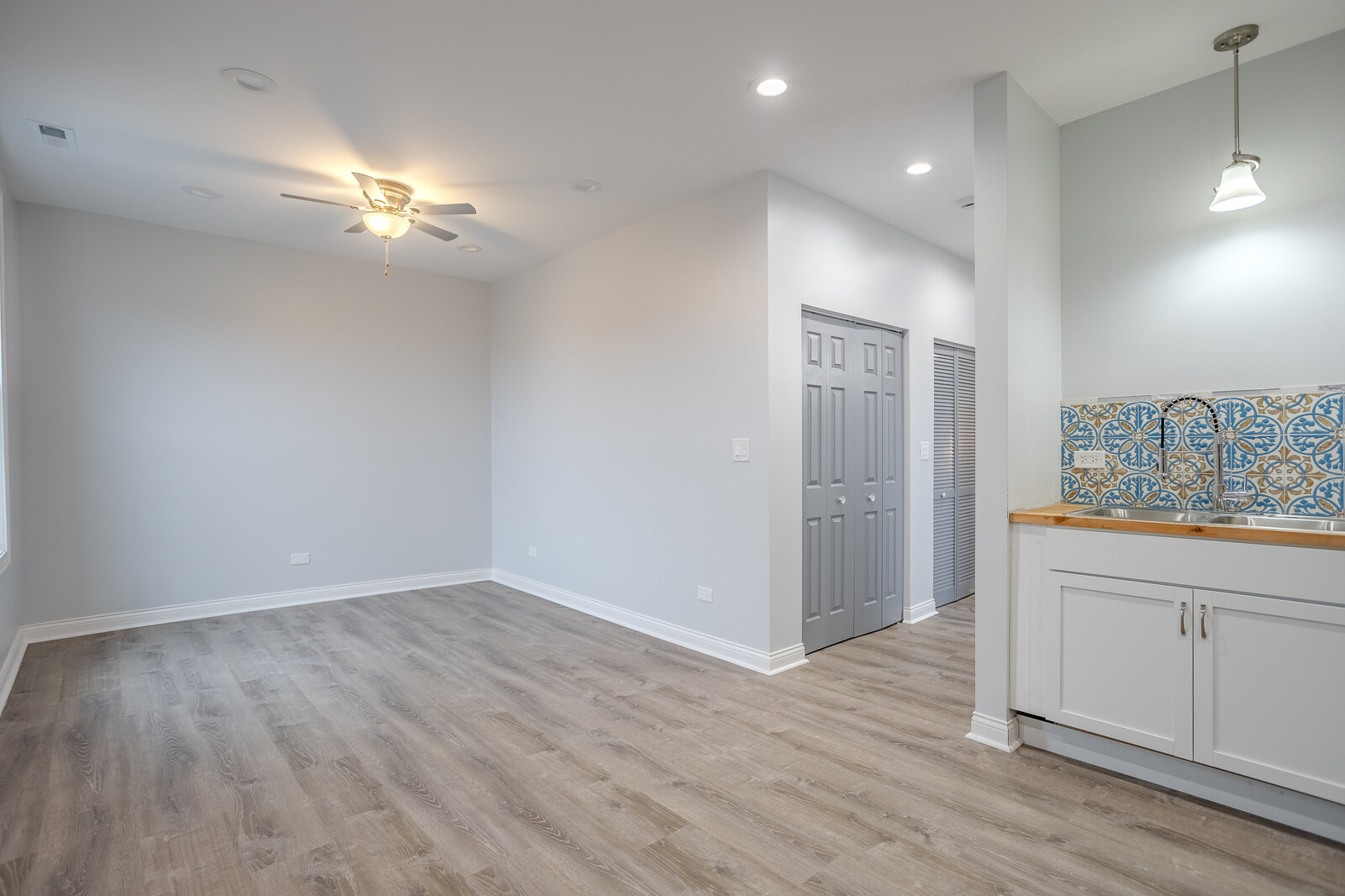 1013 W 18th Place 2R