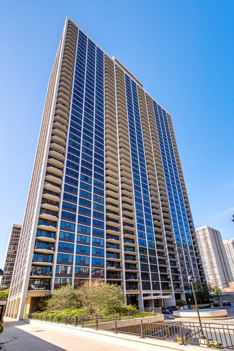 1560 N Sandburg Terrace 2704 Chicago IL 60610