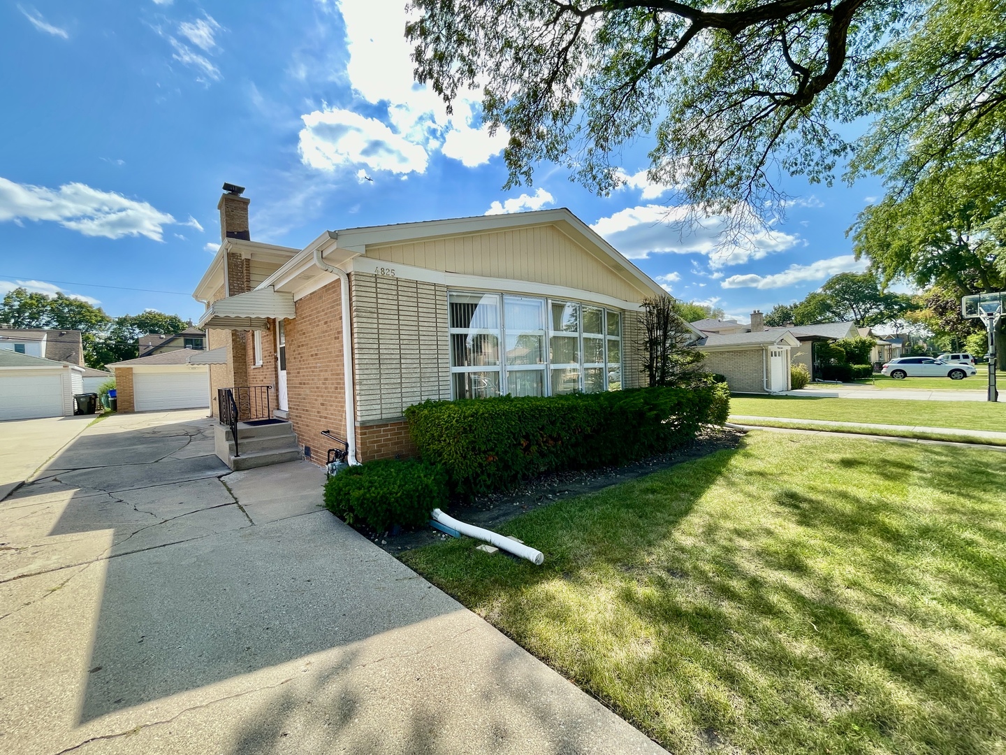 4825 W Sherwin Avenue