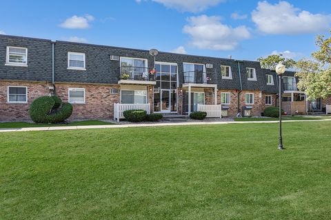 Photo of 9954 S 84th Terrace #109, Palos Hills, IL 60465 (MLS # 12481755)