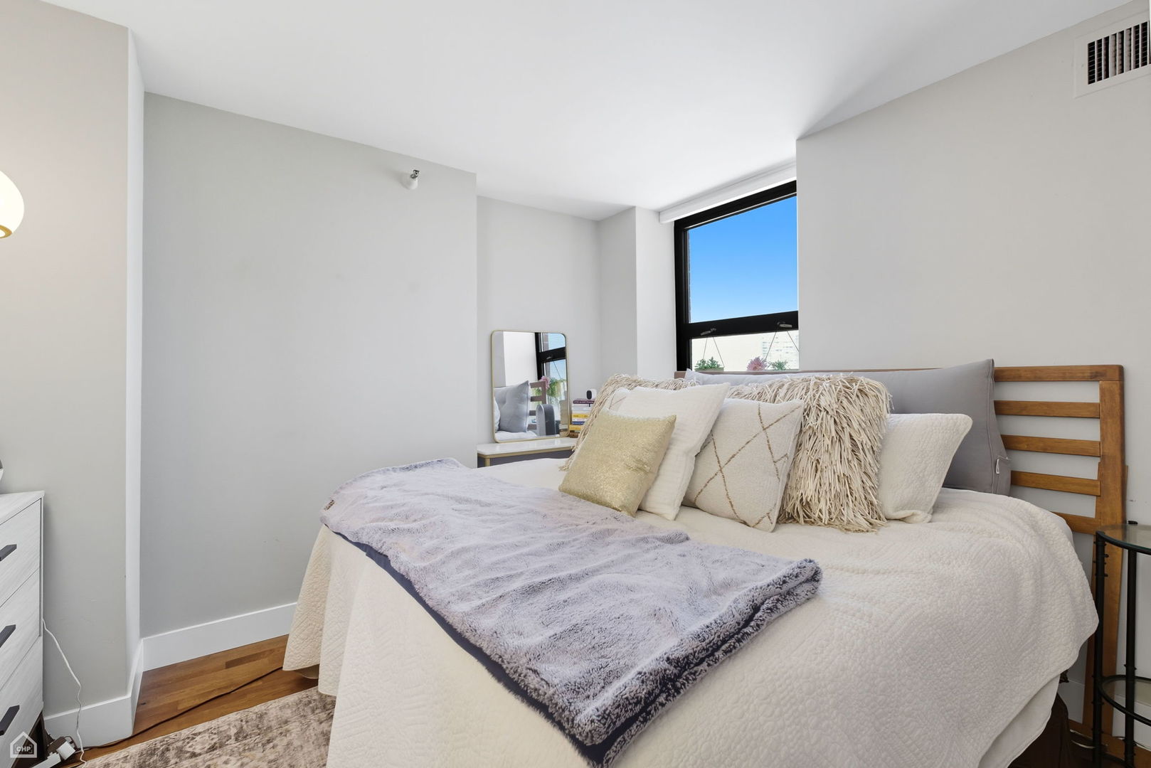 Chicago, Illinois 60613, United States, 1 Bedroom Bedrooms, ,1 BathroomBathrooms,Residential,Active,239790