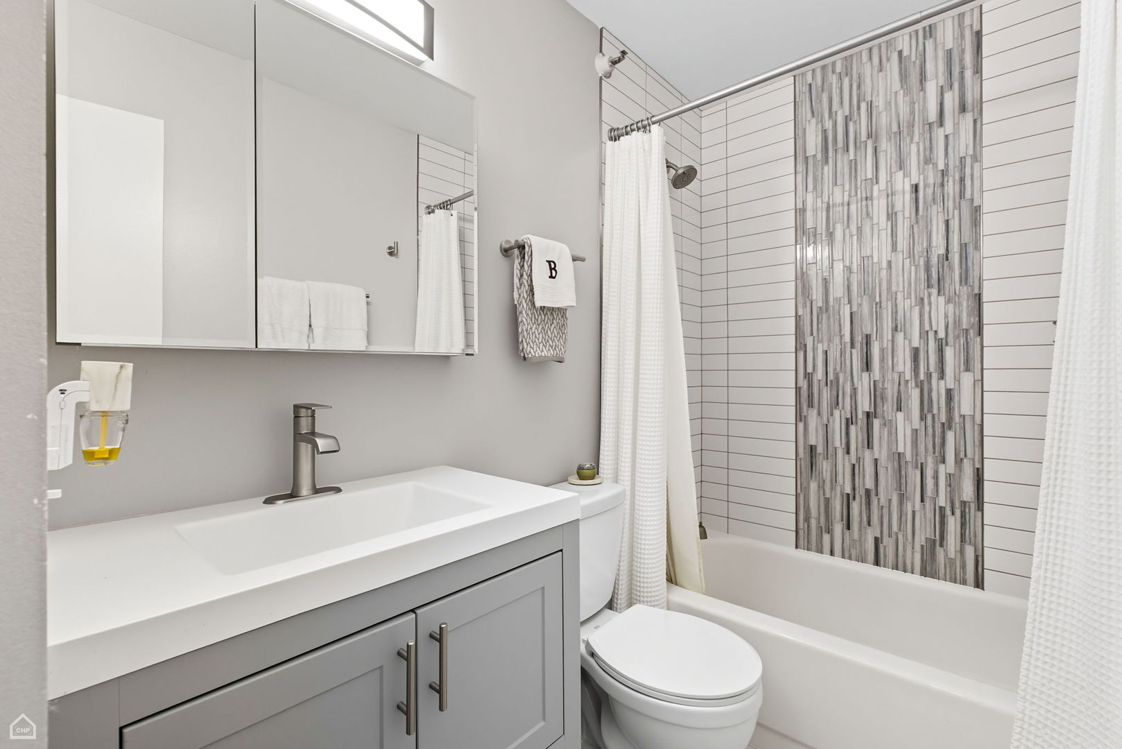 Chicago, Illinois 60613, United States, 1 Bedroom Bedrooms, ,1 BathroomBathrooms,Residential,Active,239790