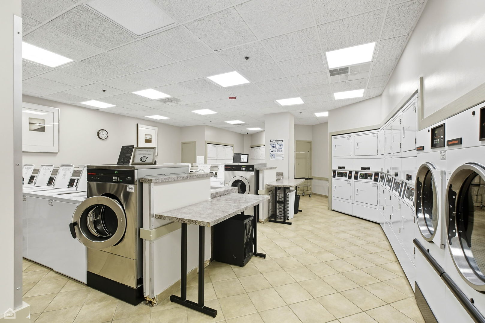 Chicago, Illinois 60613, United States, 1 Bedroom Bedrooms, ,1 BathroomBathrooms,Residential,Active,239790