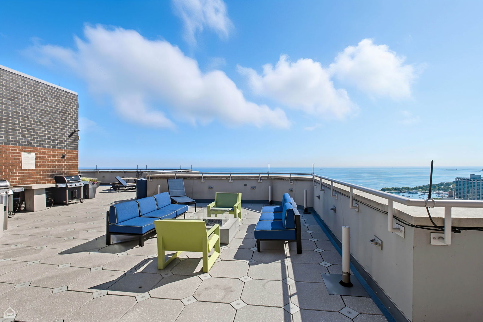 Chicago, Illinois 60613, United States, 1 Bedroom Bedrooms, ,1 BathroomBathrooms,Residential,Active,239790