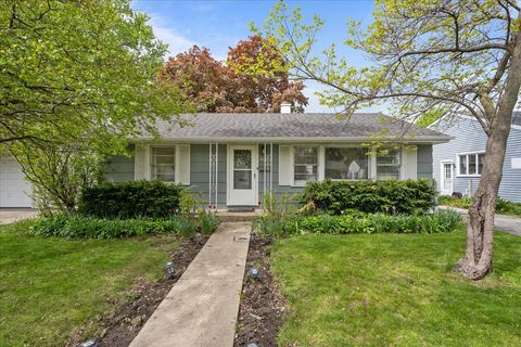 Photo of 1042 Alfini Drive, Des Plaines, IL 60016 (MLS # 12549691)