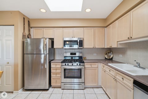 Tiny photo for 7061 W Touhy Avenue #710, Niles, IL 60714 (MLS # 12792488)