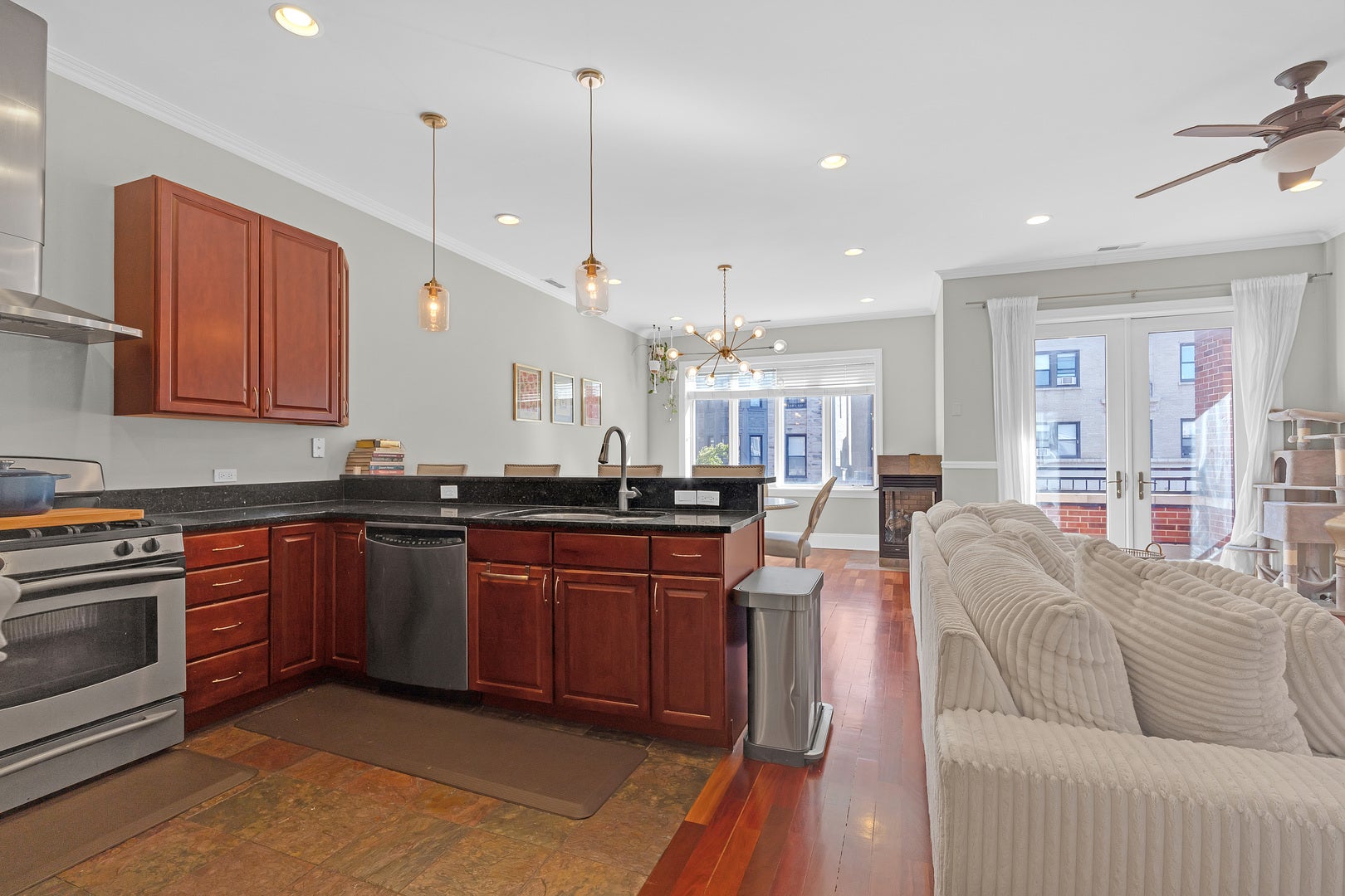 1154 W Diversey Parkway 2W