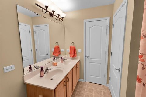 Tiny photo for 415 Mallard Point Drive, North Aurora, IL 60542 (MLS # 12611047)