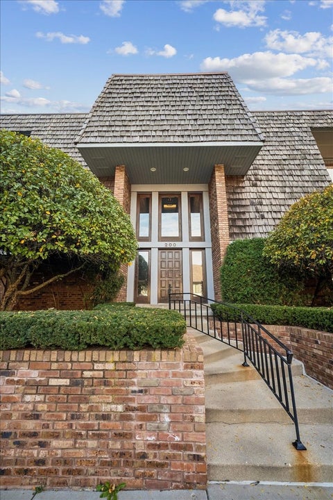 Tiny photo for 200 Red Top Drive #304, Libertyville, IL 60048 (MLS # 12772552)