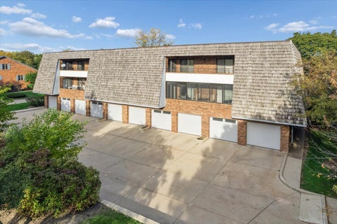Tiny photo for 200 Red Top Drive #304, Libertyville, IL 60048 (MLS # 12772552)