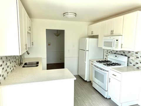 Tiny photo for 327 WILDBERRY Court #D2, Schaumburg, IL 60193 (MLS # 12474607)