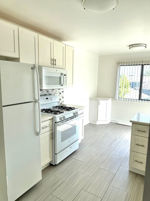 Tiny photo for 327 WILDBERRY Court #D2, Schaumburg, IL 60193 (MLS # 12474607)