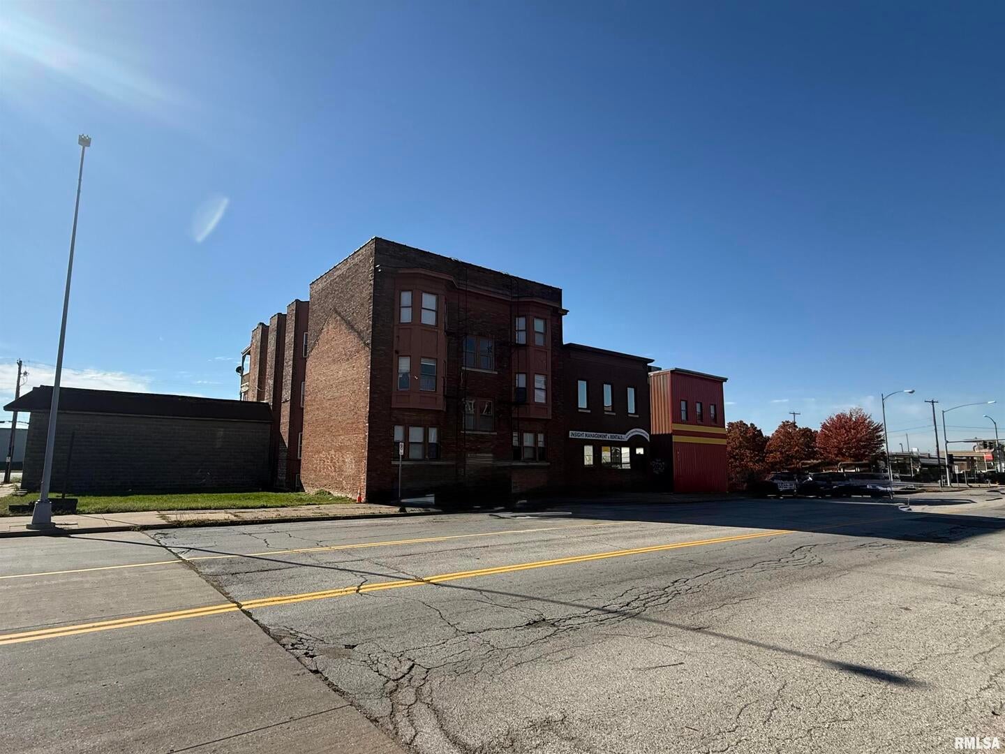 805 W 2ND Street
