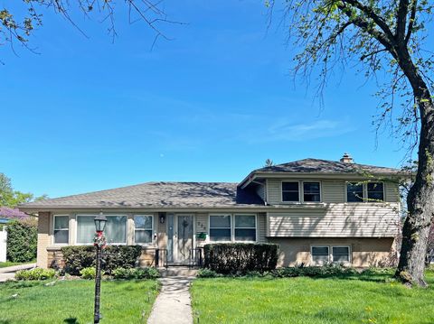 Photo of 233 Crescent Drive, Glenview, IL 60025 (MLS # 12634204)