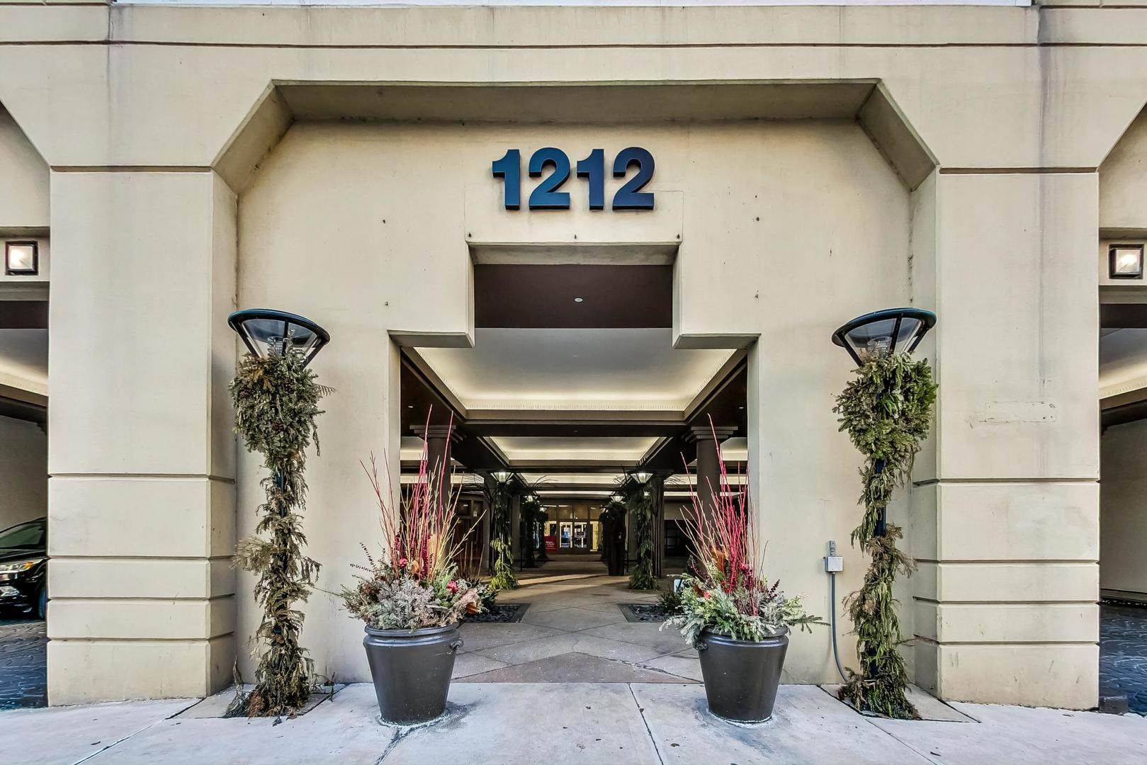 1212 N LaSalle Drive 1809