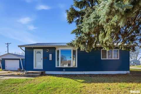 Photo of 1230 N ELMWOOD Avenue, Davenport, IA 52807 (MLS # QC4269743)