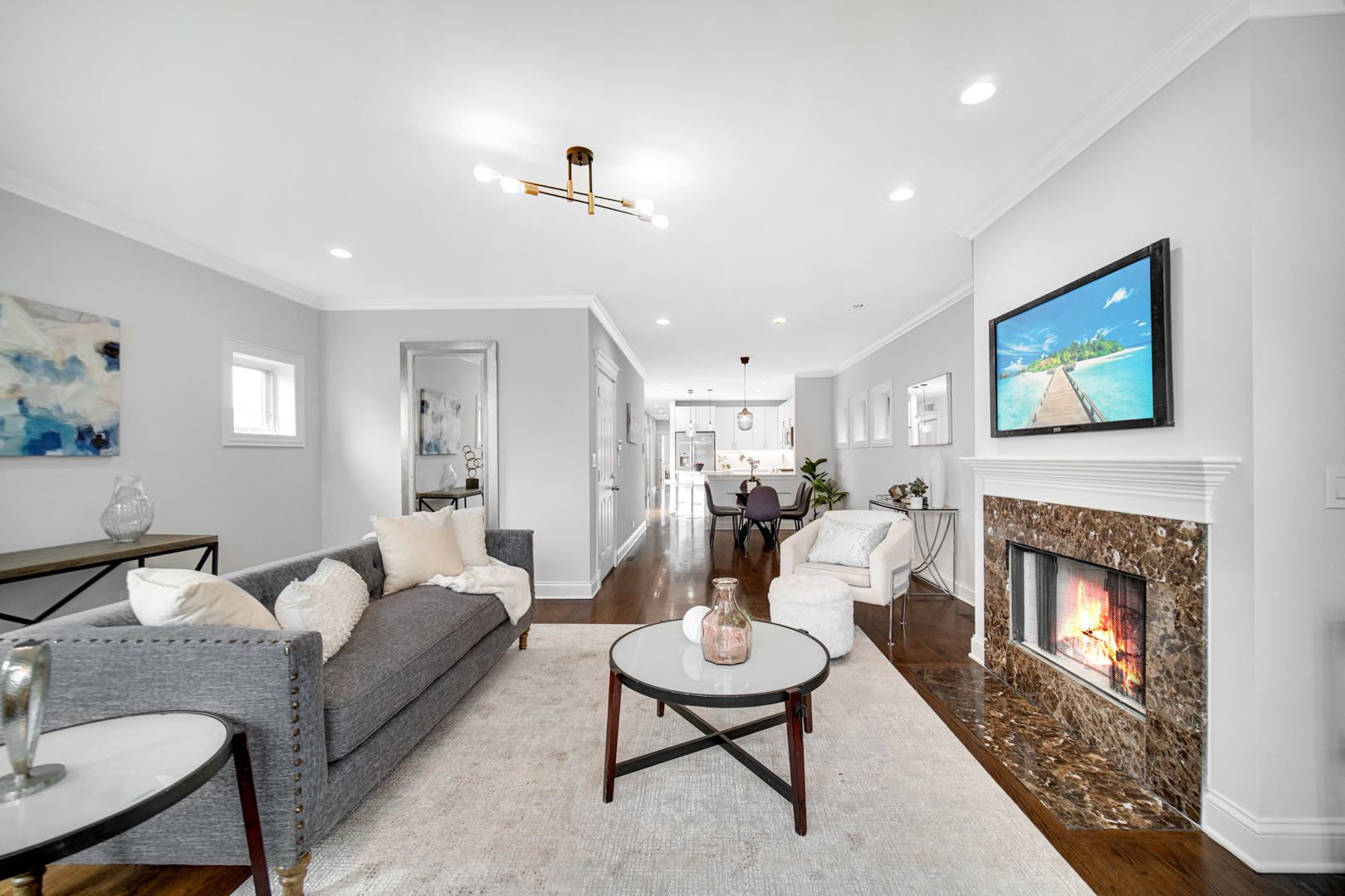 3834 N JANSSEN Avenue 3