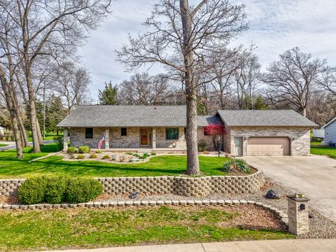 Photo of 334 S Oak Lane, Streator, IL 61364 (MLS # 12619129)