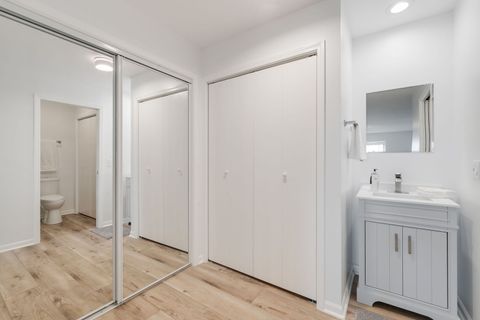 Tiny photo for 2 The Court Of Harborside Court #303, Northbrook, IL 60062 (MLS # 12625780)