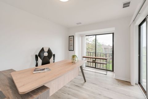 Tiny photo for 2 The Court Of Harborside Court #303, Northbrook, IL 60062 (MLS # 12625780)